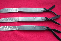 trois couteaux pliants